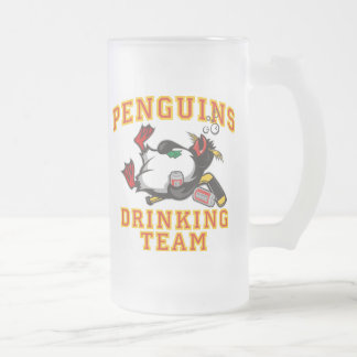 Pinguins que bebem a equipe 16oz. Caneca do fosco