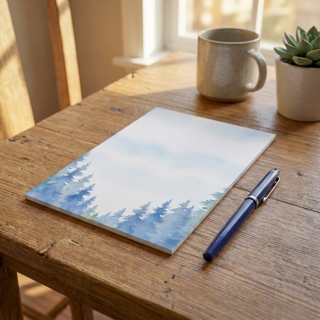 Pinheiros-com-tema-inverno: bloco de notas (Winter themed pine trees plain notepad.)