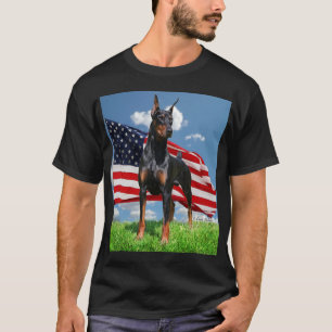 Pinscher do Doberman com t-shirt da bandeira