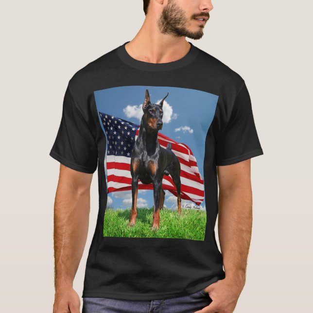 Pinscher do Doberman com t-shirt da bandeira (Frente)