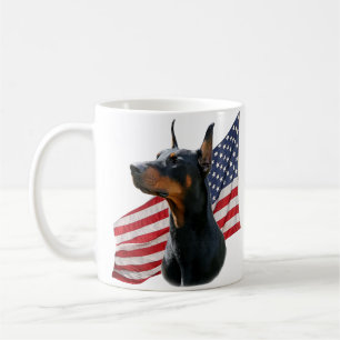 Pinscher do Doberman e caneca da bandeira