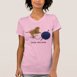 Pintinho que faz malha o t-shirt das senhoras