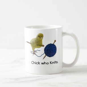 Pintinhos que fazem malha a caneca de café