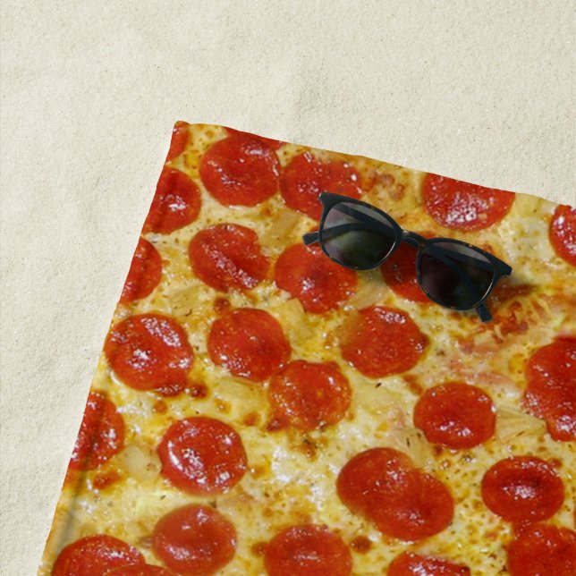 Pizza de Pepperoni e toalha de praia do queijo (In Situ)