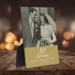 Placa 50ª Foto do Aniversário do Casamento do Ouro Confe<br><div class="desc">Uma bela festa de aniversário de casamento de 50º ouro com a poeira de ouro confetti. Personalize com uma foto especial de casamento e detalhes de aniversário definidos em tipografia clássica. Projetado por Thisnotme©</div>