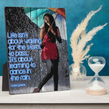 a vida não é sobre esperar a tempestade passar