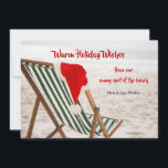 Placa de Cartões de natal de papais noeis Beach<br><div class="desc">Mande desejos de férias calorosos com uma cadeira de praia verde e branca e um chapéu de Papai noel pendurado num canto. (Foto de Natal criada por awesomecontent - www.freepik.com). O cartão é fácil de personalizar com suas opções de texto, fonte, cor da fonte e forma de papel. Não exatamente...</div>