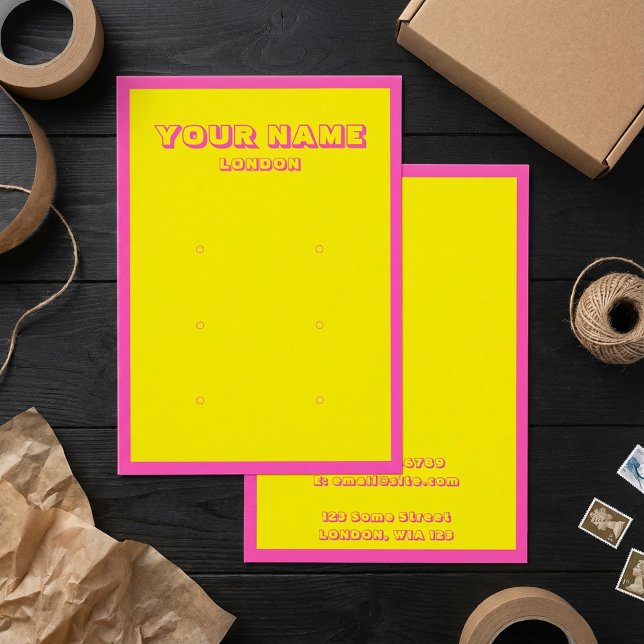 Placa de exibição de bronzes cor-de-rosa-claro e a (Bright neon pink and yellow earring display card.)