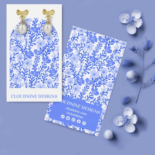 Placa de exibição de joalharia com arco floral azu (Floral arch in soft blue colors earring display cards with social media icons)