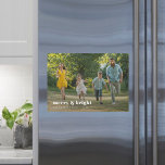 Placa de Magnet de Fotografias da Família feliz Na<br><div class="desc">Um cartão de saudação magnético fotográfico de feriado moderno na moda, com uma letra retrógrada corajosa, com a palavra "feliz e brilhante" em branco. A saudação, o nome e a mensagem podem ser facilmente personalizados para um toque pessoal. Uma design moderna, minimalista e contemporânea para se destacar nesta temporada de...</div>