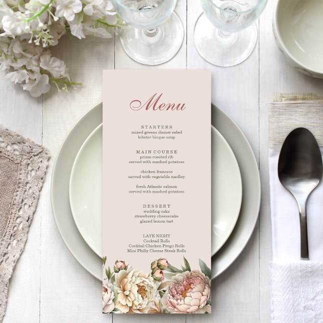 Placa de Menu Peonies de Aquarela Elegante (Elegant Blush Watercolor Peonies Menu Card on a light wedding dinner table.)