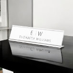 Placa De Mesa Clássico Elegante Moderno Monograma<br><div class="desc">Aumente seu espaço de trabalho com nossa placa de nome da mesa monograma minimalista Elegante clássica. Este acessório meticulosamente projetado combina perfeitamente a sofisticação do eterno com o minimalismo contemporâneo, acrescentando um toque de refinamento à sua mesa ou escritório. Feito com precisão e atenção aos detalhes, esta placa de nome...</div>