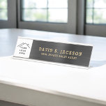 Placa De Mesa Escritório Dourado Clássico Moderno Profissional<br><div class="desc">Personalizado adicione o logotipo da sua própria empresa Lúxury executivo Folha preta Metálica Stainless Steel Minimalist Business Name Plate com tipografia branca para os monogramas adicione seu próprio nome e cargo ou posição. A placa de nome profissional de metal pode ser personalizada com seu nome. Entre em contato com o...</div>
