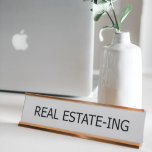 Placa De Mesa Funny Real Estate Name Plate | AGENTES<br><div class="desc">O presente perfeito para um colega de trabalho,  seu amigo relojoeiro ou seu agente imobiliário favorito...  ofereça-lhes algo grandemente hilário e também clareça o dia de todos que entram em seu escritório. Peça o seu hoje!</div>