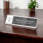 Placa De Mesa Logotipo personalizado Black Professional<br><div class="desc">Personalizado adicione o logotipo da sua própria empresa Lúxury executivo Folha preta Metálica Stainless Steel Minimalist Business Name Plate com tipografia branca para os monogramas adicione seu próprio nome e cargo ou posição. A placa de nome profissional de metal pode ser personalizada com seu nome. Entre em contato com o...</div>