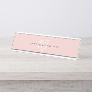Placa De Mesa Monograma Moderno em Rosa Bege e Branco com Letra