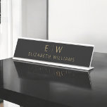 Placa De Mesa Nome do Monograma Dourado Minimalista Negro Clássi<br><div class="desc">Aumente seu espaço de trabalho com nossa placa de nome da mesa monograma minimalista Elegante clássica. Este acessório meticulosamente projetado combina perfeitamente a sofisticação do eterno com o minimalismo contemporâneo, acrescentando um toque de refinamento à sua mesa ou escritório. Feito com precisão e atenção aos detalhes, esta placa de nome...</div>