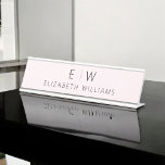 Placa De Mesa Nome do Monograma Mínimalista Moderno Elegante Cor<br><div class="desc">Aumente seu espaço de trabalho com nossa placa de nome da mesa monograma minimalista Elegante clássica. Este acessório meticulosamente projetado combina perfeitamente a sofisticação do eterno com o minimalismo contemporâneo, acrescentando um toque de refinamento à sua mesa ou escritório. Feito com precisão e atenção aos detalhes, esta placa de nome...</div>