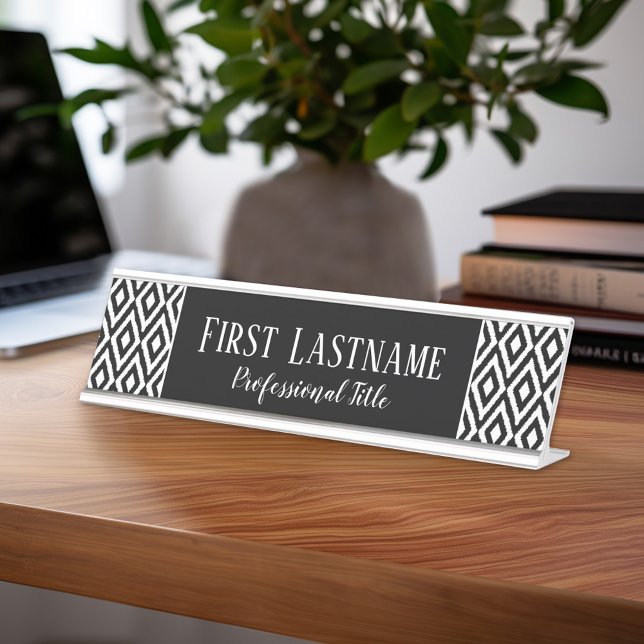 Placa De Mesa Padrão de Ikat Preto e Branco com Nome de Script (Personalized Desk Sign with Name and Title - Custom Executive Name Plate)