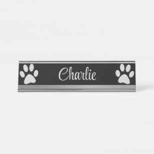 Placa De Mesa Pata de Cachorro de Prata sobre fundo preto