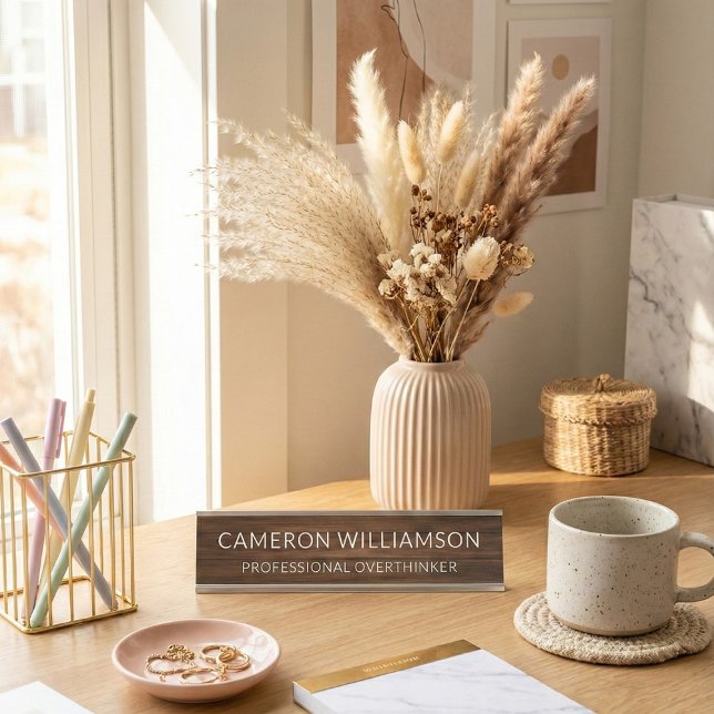 Placa De Mesa Personalized Funny Wood Paneling Overthinker (Criador carregado)