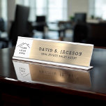 Placa De Mesa Profissional Dourado executivo clássico moderno<br><div class="desc">Personalizado adicione o logotipo da sua própria empresa Lúxury Executivo Folha de ouro Metálica Stainless Steel Minimalist Business Name Plate com tipografia branca para os monogramas adicione seu próprio nome e cargo ou posição. A placa de nome profissional de metal pode ser personalizada com seu nome. Entre em contato com...</div>