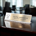 Placa De Mesa Profissional Dourado executivo clássico moderno<br><div class="desc">Personalizado adicione o logotipo da sua própria empresa Lúxury Executivo Folha de ouro Metálica Stainless Steel Minimalist Business Name Plate com tipografia branca para os monogramas adicione seu próprio nome e cargo ou posição. A placa de nome profissional de metal pode ser personalizada com seu nome. Entre em contato com...</div>