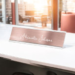 Placa De Mesa Rosa Gold Foil | Folha Rosa Esbranquiçada Moderna<br><div class="desc">Cor-de-rosa-reluzente - Rosa Gold Foil Metálica Stainless Steel Minimalist Business Name Plate com assinatura de tipografia em branco para o monograma. A placa Rosa Gold Foil Metal-Cartão de visita pode ser personalizada com seu nome. Entre em contato com o designer para obter itens correspondentes personalizados.</div>