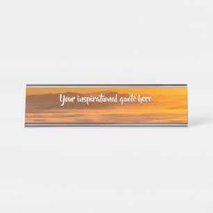 Placa De Mesa Seu texto personalizado sobe acima da paisagem neb