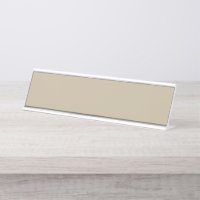 um homem de terno e gravata em frente a um muro