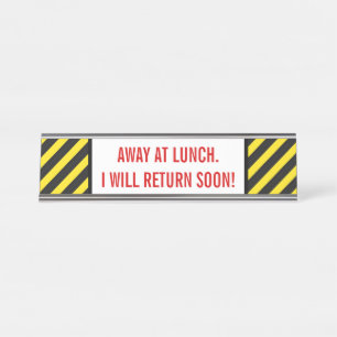 Placa De Mesa Vermelho Negrito "LONGE NO ALMOÇO. VOLTAREI EM BRE