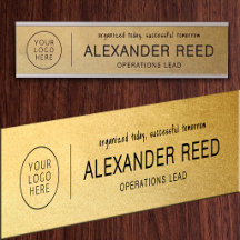 Placa de Nome com Logotipo em Ouro na Porta da Esc