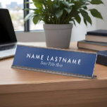 Placa de Nomes de Mesa Personalizada Minimalista A<br><div class="desc">Personalize esta placa de nome da mesa azul inteligente e simples,  com fontes brancas,  minimalista e elegante Na moda moderno.</div>
