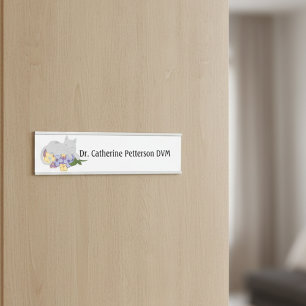 Placa De Porta Gato Numa Cama De Flores Para Veterinários