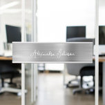 Placa De Porta Moderno luxo Silver Business Foil Moderno<br><div class="desc">Placa de nome de empresa minimalista de aço inoxidável de aço inoxidável laminado prateado de luxo, com assinatura de tipografia branca e escrita para o monograma. A placa profissional de nome do Cartão de visita de alumínio pode ser personalizada com o seu nome. Entre em contato com o designer para...</div>