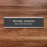 Placa De Porta Nome Profissional do Escritório Título Moderno<br><div class="desc">Personalizado, personalizado, profissional, moderno, clássico, na moda, elegante, cabine de escritório prateada, guião preto e branco clássico/tipografia, placa de nome de parede ou porta pendurada de metal. Para personalizar, basta digitar o nome e a designação / título do seu cheio. Enquanto você se personaliza, você poderá ver uma prévia ao...</div>