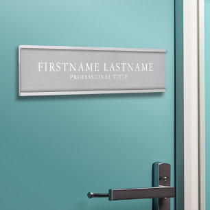 Placa De Porta Nome Tradicional de Prata Bruta Título Garamond