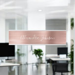 Placa De Porta Rosa Gold Foil | Folha Rosa Esbranquiçada Moderna<br><div class="desc">Cor-de-rosa-reluzente - Rosa Gold Foil Metálica Stainless Steel Minimalist Business Name Plate com assinatura de tipografia em branco para o monograma. A placa Rosa Gold Foil Metal-Cartão de visita pode ser personalizada com seu nome. Entre em contato com o designer para obter itens correspondentes personalizados.</div>