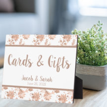 Rosa Dourado Floral na Mesa de Casamento Branco