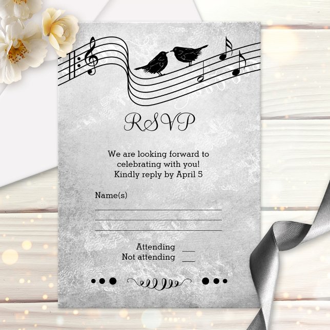 Placa RSVP de Casamento de Música Preta e Branca (RSVP card featuring love birds singing on music style wires with notes)