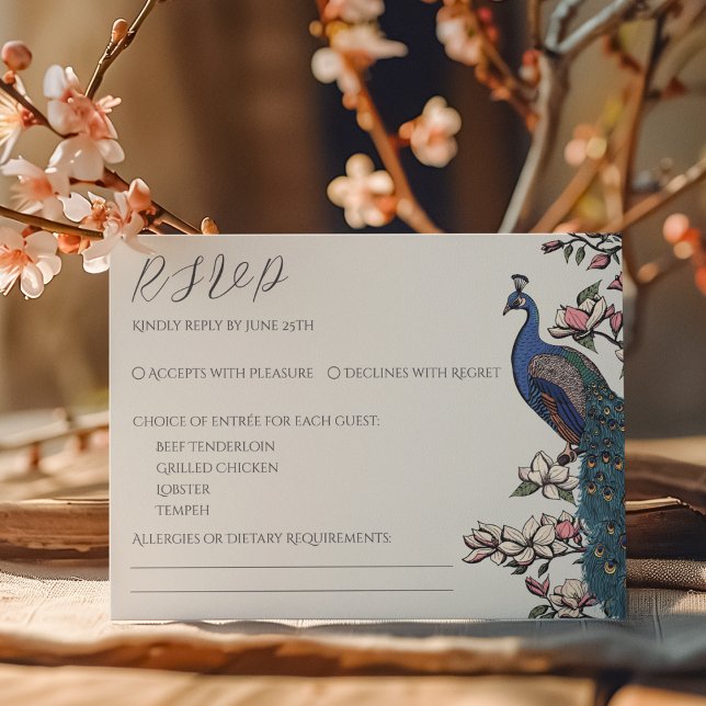 Placa RSVP Simples de Peacock de Marfim (Elegant Ivory RSVP Card. Hand Drawn Illustration of Peafowl Peacock on Magnolia Tree Branch in Bloom)
