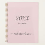 Planejador 2023 com Nome em Letra de Forma com Mon<br><div class="desc">Planejador minimalista simples feminino lindo com monograma personalizado em rosa bege ou rosa pastel claro em letra manuscrita com rabisco (ou caligrafia) para 2023 ou qualquer ano. Este design apresenta seu primeiro nome em uma linda tipografia de assinatura com estilo de letra manuscrita com cauda em rabisco em fundo rosa...</div>