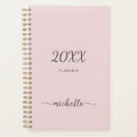 Planejador 2023 de Nome Monograma Rosa Poeirento M<br><div class="desc">Planejador personalizado feminino minimalista simples e delicado em rosa bege com monograma de nome personalizado em letra manuscrita ou caligrafia para 2023 ou qualquer ano. Este design apresenta seu primeiro nome em uma linda tipografia de letra manuscrita com cauda swash (ou caligrafia) em fundo rosa poeira ou rosa bege pastel...</div>