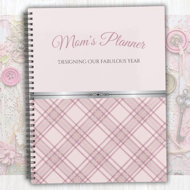 Planejador Anual Fantástico da Mamãe Xadrez Rosa S (Modern pink plaid planner with a bold black coil and elegant script)