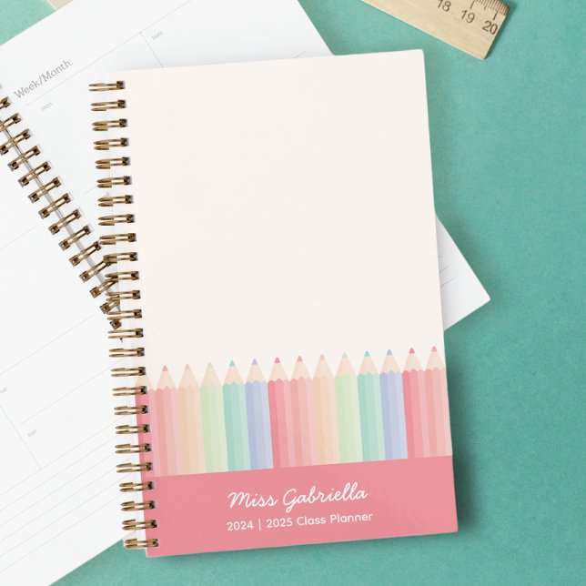 Planejador Anual Personalizado para Professores Co (Cute Teacher yearly class planner, with a rainbow of pencils and a soft red color block to add name.)