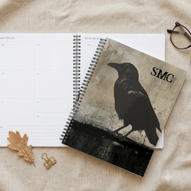 Planejador Corvo Gótico com Monograma (A moody raven illustration on a spiral planner for a dark academia enthusiast's school year.)