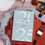 Planejador de Calendário Mínimo de 2025 Azul-Cute<br><div class="desc">Mantenha-se organizado em estilo com este elegante planejador Zazzle 2025. Apresentando um design moderno e minimalista com tons suaves e terríveis e um ousado "2025" no cobrir, este planejador é perfeito para acompanhar sua agenda diária, seus objetivos e eventos importantes. O enlace espiral elegante garante um uso fácil, enquanto a...</div>