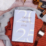 Planejador de Calendário Mínimo de 2025 para Púrpu<br><div class="desc">Mantenha-se organizado em estilo com este elegante planejador Zazzle 2025. Apresentando um design moderno e minimalista com tons suaves e terríveis e um ousado "2025" no cobrir, este planejador é perfeito para acompanhar sua agenda diária, seus objetivos e eventos importantes. O enlace espiral elegante garante um uso fácil, enquanto a...</div>