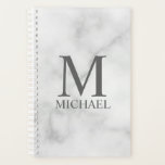 Planejador de Monograma e Nomes Personalizados<br><div class="desc">Monograma Personalizado e Dif de Nome apresentam monograma personalizado e nome no estilo de fonte de serif clássico da cinza em fundo de mármore branco. Perfeito como presente de feriado,  presente de dia de os pais para pai e presente para qualquer ocasião especial.</div>