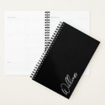 Planejador de Nomes Personalizados de Script Moder<br><div class="desc">Presentes de Nome Personalizado Minimalista Moderno Este design apresenta um nome personalizado em branco com o script de escrita manual moderna em fundo preto.</div>
